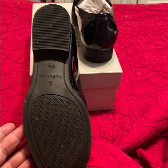 Bandolino Black Patent Leather Flats with Bow - Picture 3 of 4